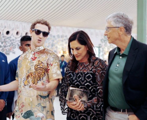 지난달 인도 재벌가 결혼식에 참석한 마크 저커버그(맨 왼쪽). 호랑이 무늬가 선명하다. 맨 오른쪽 빌 게이츠의 점잖은 차림과 대조된다. AP=연합뉴스