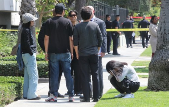 지난 2일(현지시간) 미국 로스앤젤레스(LA)에서 경찰의 총격으로 사망한 40대 한인 남성의 유가족들이 사건 현장인 자택 부근에서 비통해 하고 있다. 김상진 기자