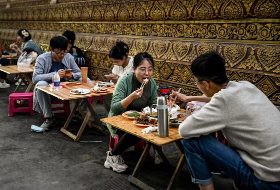 중국의 젊은 세대들이 식당에 앉아 저렴한 가격으로 간단한 끼니를 대신하고 있다. 중국 인구의 20%를 차지하고 있는 중국의 Z세대(1995년~2009년 출생)는 심각한 실업난과 자국 경제에 대한 의구심을 드러내며 '초저가 소비'에 매달리고 있다. AFP=연합뉴스