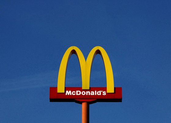 맥도날드 매장을 상징하는 입간판. 로이터=연합뉴스