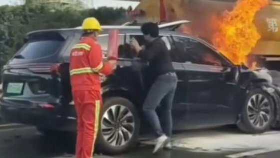 지난달 26일 중국 고속도로에서 발생한 추돌사고로 중국 제조사 아이토 M7 차량에 화재가 발생했다. 엑스 캡처 