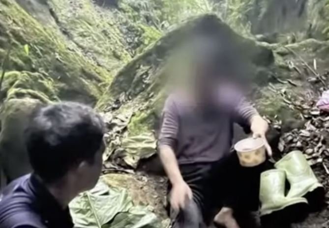 대만의 한 50대 남성이 등산 중 10m 아래 협곡으로 추락했다가 열흘 만에 구조된 사연이 전해졌다. 사진 SCMP 캡처