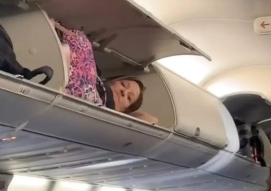 편하게 잠 자겠다고…비행기 좌석 위 짐칸에 드러누운 민폐女