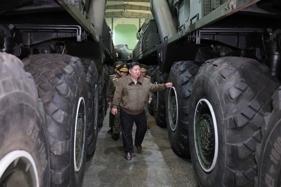 김정은 북한 국무위원장은 지난 17일 국방공업기업소를 찾아 생산활동을 료해(점검)하고 "우리의 핵무력을 보다 급속히 강화하기 위한 중요활동들과 생산활동을 멈춤없이, 주저없이 계속 가속화해 나가라"라고 주문했다. 뉴스1