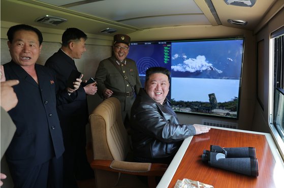 김정은 북한 국무위원장은 지난 17일 미사일총국이 동해상에서 진행한 새로운 자치유도항법체계를 도입한 전술탄도미사일 시험사격을 참관했다. 뉴스1