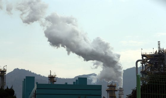 석유화학 업체가 밀집해 있는 전남 여수시 여수국가산업단지에서 하얀 수증기가 올라오고 있는 모습. 연합뉴
