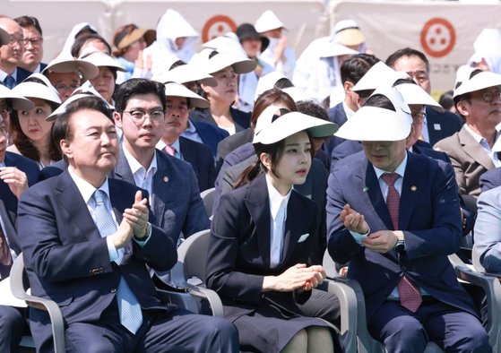 윤석열 대통령과 김건희 여사가 19일 경기도 양주시 회암사지에서 열린 '회암사 사리 이운 기념 문화축제 및 삼대화상 다례재'에 참석해 최응천 국가유산청장과 이야기를 나누고 있다. 연합뉴스