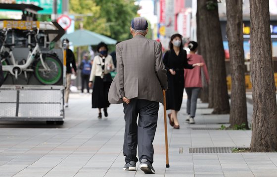 서울 종로구 종로3가역 인근 거리에서 한 어르신이 지팡이를 짚고 발걸음을 옮기고 있다. 우상조 기자