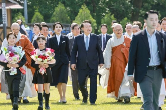 윤석열 대통령과 부인 김건희 여사가 19일 양주 회암사지 특설무대에서 열린 '회암사 사리 이운 기념 문화축제 및 삼대화상 다례재'에 참석하고 있다. 대통령실통신사진기자단