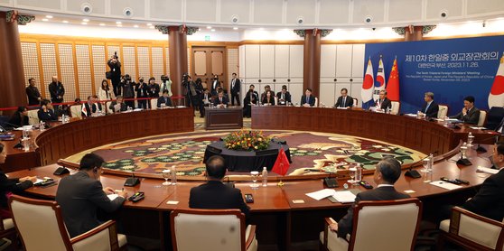 지난해 11월 부산 해운대구 누리마루 APEC하우스에서 한일중 외교장관 회의가 열리고 있다. 뉴스1