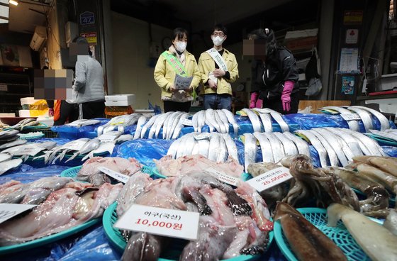 광주 북구청 시장산업과 직원들이 지난 1월 17일 광주 북구 우산동의 한 재래시장에서 설 명절을 앞두고 성수식품에 대한 위생과 원산지 점검을 하고 있다.뉴스1