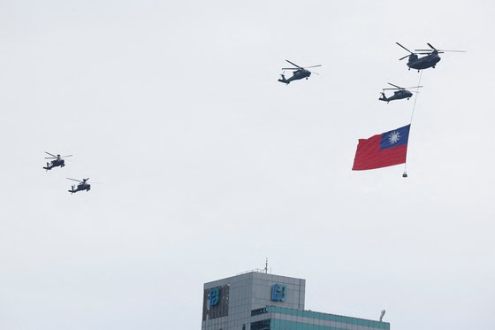 2024년 5월 20일 대만 타이베이에서 라이칭더 신임 총통의 취임식이 열린 가운데 대만의 청천백일기가 하늘을 나부끼는 모습. 로이터=연합뉴스