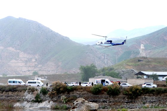 19일 세예드 에브라힘 라이시 이란 대통령을 태운 헬리콥터가 이란-아제르바이잔 국경 근처에서 이륙했다. 로이터=연합뉴스