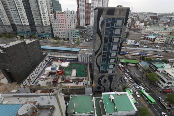 지난 4월 4일 서울 용산구 갈월동에 건설 중인 역세권 청년주택 건설현장의 모습. 뉴스1