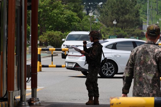 21일 오전 세종에 위치한 육군 제32보병사단 정문 모습. 이날 육군 제32보병사단 신병교육대에서 훈련 도중 수류탄이 터져 훈련병 1명이 숨지고, 부사관 1명이 크게 다쳤다. 연합뉴스