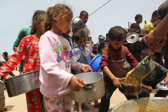 지난 19일 가자지구 남부 라파에서 난민 아동들이 구호식량을 배급 받고 있다. 신화=연합뉴스