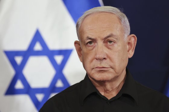 베냐민 네타냐후 이스라엘 총리가 지난해 10월 텔아비브 군사 기지에서 기자회견을 하고 있다. AP=연합뉴스