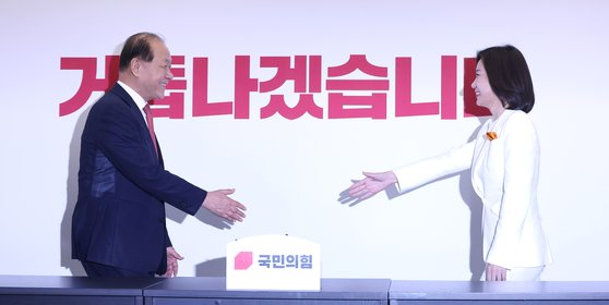 황우여 국민의힘 비상대책위원장이 지난 21일 서울 여의도 당사를 예방한 허은아 개혁신당 당 대표(오른쪽)와 인사하고 있다. 연합뉴스