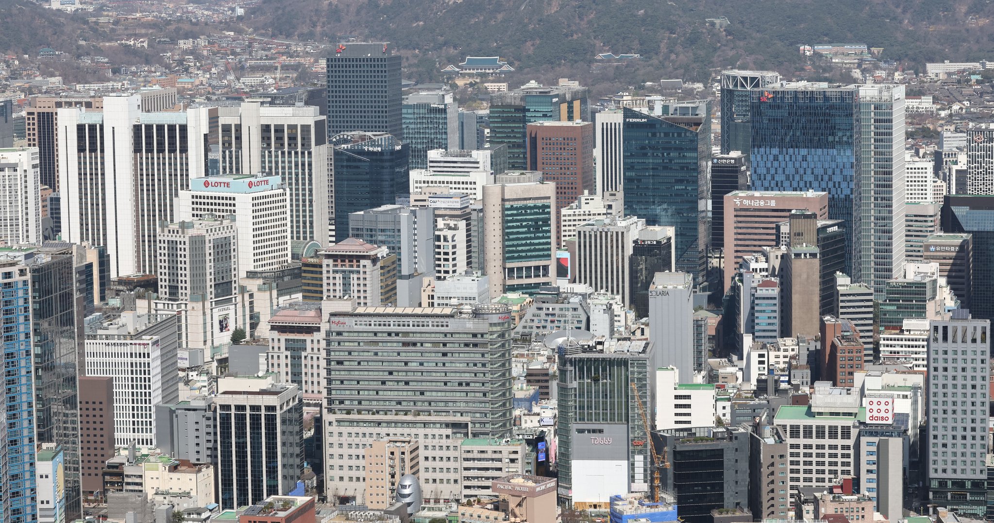 서울 남산에서 바라본 도심에 주요 기업체 건물들이 보이고 있다.   연합뉴스