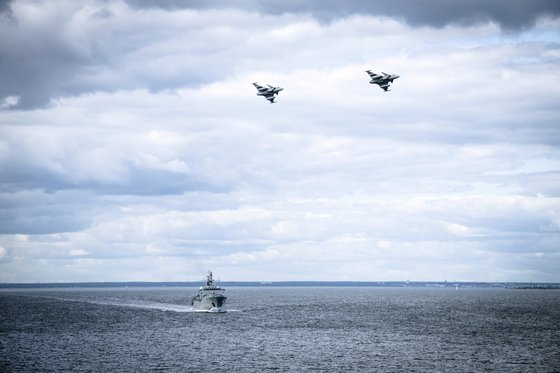 스웨덴군이 지난 2020년 8월 25일 발트해 지역에서 공중과 해상에서 순찰하고 있다. AP=연합뉴스