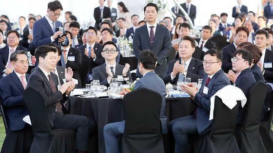 윤석열 대통령이 지난해 5월 23일 서울 용산 대통령실 잔디마당에서 열린 '2023 대한민국 중소기업인대회'에 참석해 기업인들과 영상을 시청한 후 박수를 치고 있다. 대통령실사진기자단