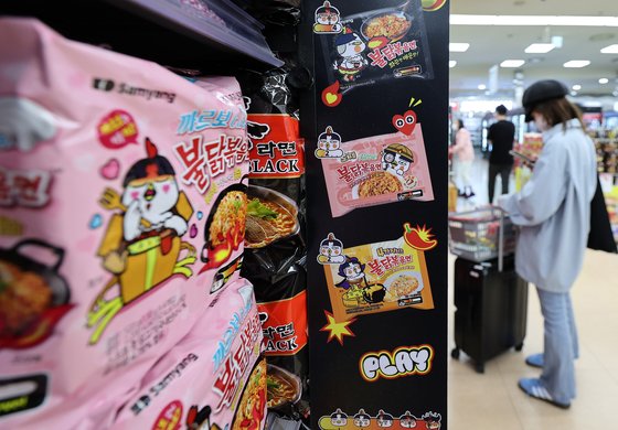 서울의 한 대형마트에서 외국인관광객이 라면을 구입하고 있다. 뉴스1