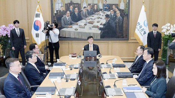 이창용 한국은행 총재가 23일 서울 중구 한국은행 본부에서 열린 금융통화위원회를 주재하고 있다. 사진공동취재단