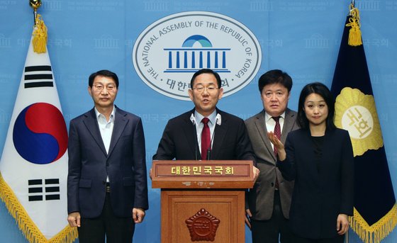 주호영 국회 연금개혁 특별위원장과 여야 간사들이 7일 오후 서울 여의도 국회 소통관에서 유럽출장 취소 및 연금개혁특위 활동 종료 관련 기자회견을 하고 있다. 왼쪽부터 김성주 더불어민주당 간사, 주호영 특위위원장, 유경준 국민의힘 간사. 뉴스1