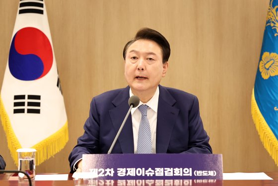 윤석열 대통령이 23일 오전 용산 대통령실에서 열린 제2차 경제이슈점검회의에 참석해 모두발언을 하고 있다. 대통령실사진기자단