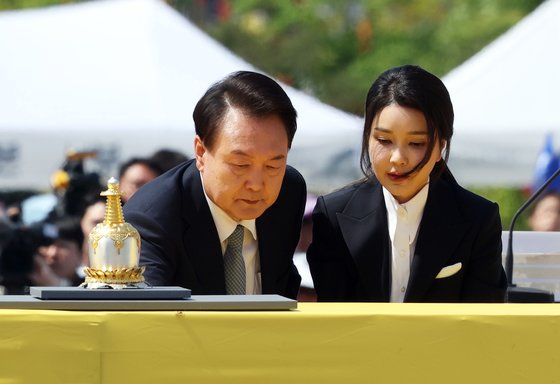 윤석열 대통령과 부인 김건희 여사가 지난 19일 경기 양주시 회암사지 특설무대에서 열린 '회암사 사리 이운 기념 문화축제 및 삼대화상 다례재'에서 헌등하고 있다. 대통령실사진기자단