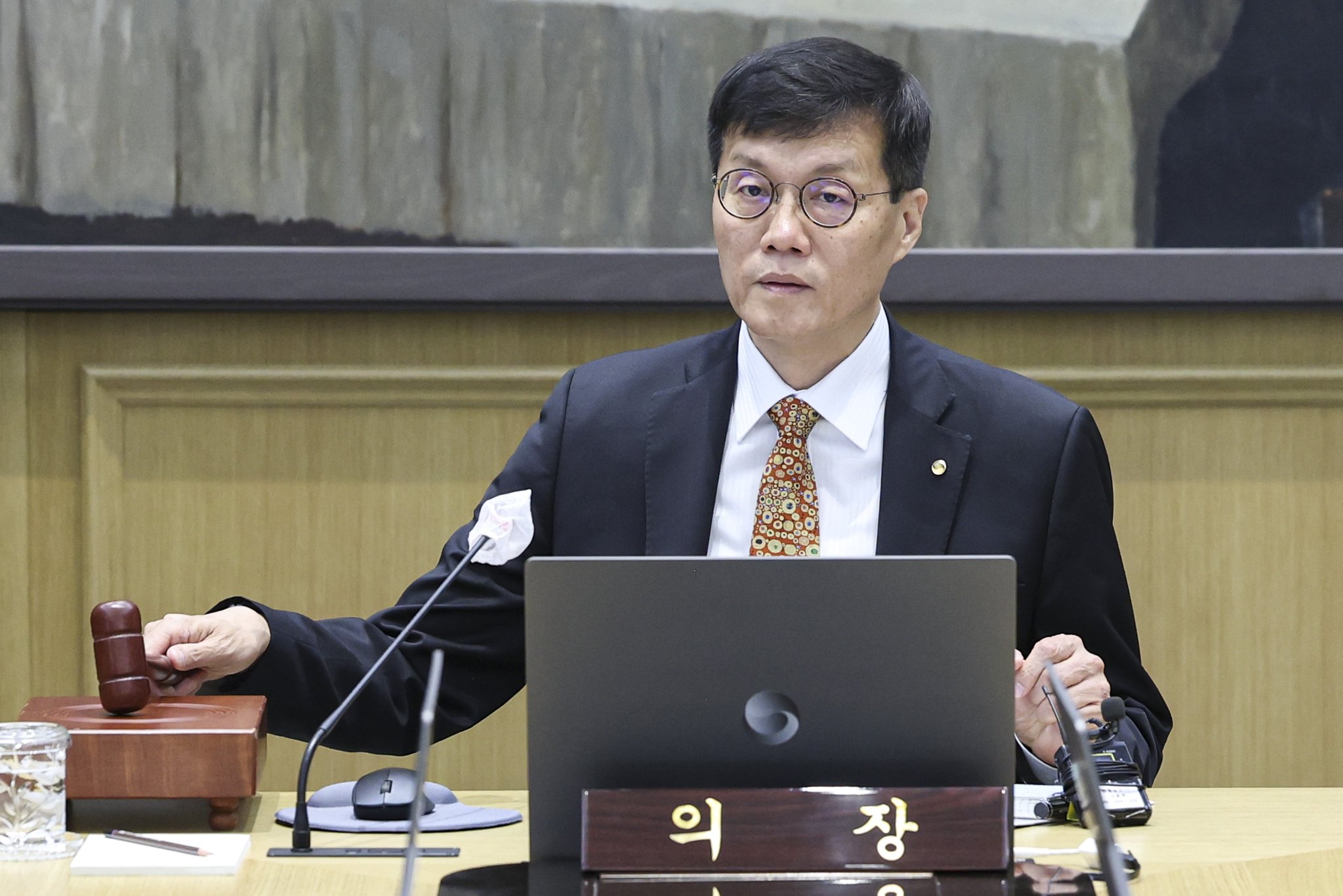 이창용 한국은행 총재가 23일 서울 중구 한국은행에서 열린 금융통화위원회에서 의사봉을 두드리고 있다. 연합뉴스