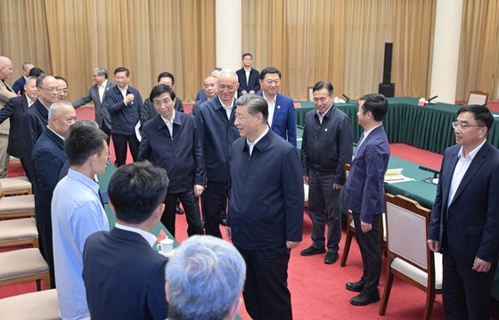 시진핑(習近平) 중국 국가주석이 간담회에 참석한 기업인 및 전문가들과 이야기를 나누고 있다. 신화통신 홈페이지 캡처.