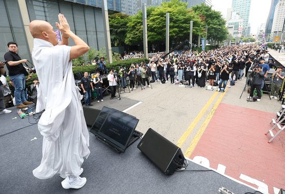 뉴진스님'으로 활동하는 개그맨 윤성호가 24일 오후 서울 강남구 삼성전자 사옥 앞에서 열린 '전국삼성전자노조 문화행사'에서 신나는 무대를 선보이고 있다. 연합뉴스