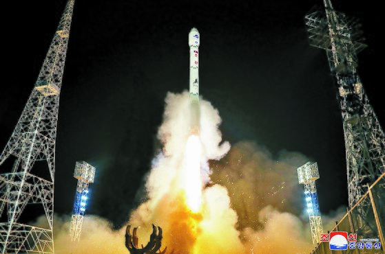 북한은 지난해 11월 22일 전날 밤 발사한 군사정찰위성 1호기 '만리경-1호'의 발사가 성공적으로 이뤄졌다고 밝혔다. 조선중앙통신