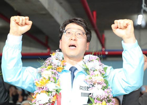 지난해 4월 5일 전북 전주을 국회의원 재선거에서 당선된 진보당 강성희 후보가 두 팔을 들어 보이고 있다. 연합뉴스