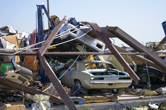 26일 텍사스주 밸리뷰에 토네이도가 몰아친 다음날, 부서진 차량과 건물 잔해의 모습. AP=연합뉴스