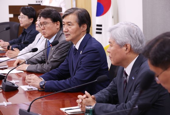 조국혁신당 조국 대표가 27일 국회에서 열린 당선자 총회에서 발언하고 있다. 연합뉴스