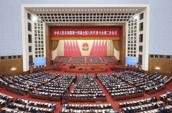 지난 3월 중국 공산당 제14기 전국인민대표대회(전인대)가 베이징 인민대회당에서 개막했다. 이날 전인대에서는 ‘제조업 고도화’와 ‘첨단기술 육성’이 1순위 달성 목표로 결정됐다. 사진 신화통신