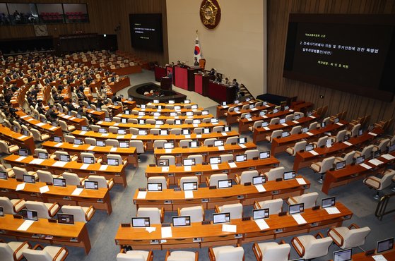 28일 서울 여의도 국회에서 열린 본회의에서 전세사기특별법 개정안이 의결되기 전 국민의힘 의석이 텅 비어 있다. 뉴시스