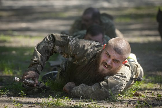 우크라이나군에 새로 입대한 병사가 지난 17일 수도 키이우에서 훈련하고 있다. AP=연합뉴스