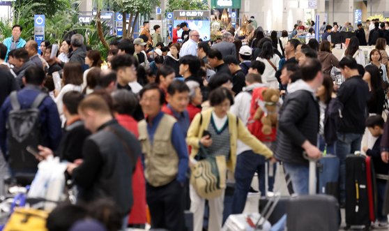 어린이날 연휴 마지막 날인 지난 6일 인천국제공항 제1여객터미널 입국장이 해외여행에서 돌아오는 여행객들로 붐비고 있다. 뉴스1