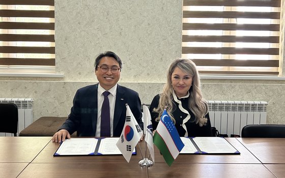 KTR 김현철 원장(왼쪽)이 우즈베키스탄 TIB-STANDART 킴 파리다 루스타모브나 대표와 상호 인증 협력을 위한 협약을 체결했다.