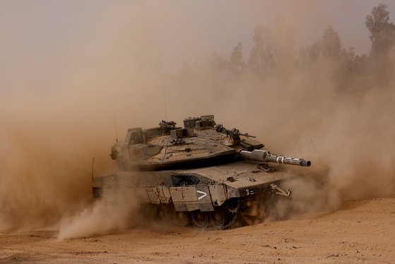 이스라엘 탱크가 28일(현지시간) 라파 중심가에 진입했다. 사진은 27일 이스라엘 남부 가자지구 국경 부근에 이스라엘군 탱크가 진격하고 있는 모습. 로이터=연합뉴스