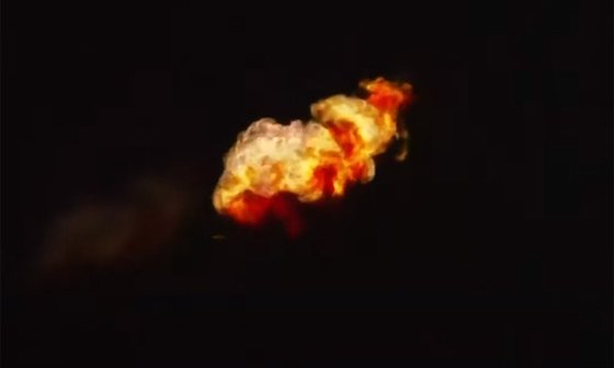 일본 NHK방송이 중국 랴오닝성에서 촬영한 서해 상공의 모습. 발사체로 추정되는 물체가 공중에서 폭발하고 있다. 사진 NHK방송 캡처