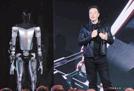 일론 머스크 테슬라 최고경영자(CEO)가 2022년 개최한 '테슬라 AI 데이'에서 휴머노이드 로봇 옵티머스를 공개하고 있다. AFP=연합뉴스