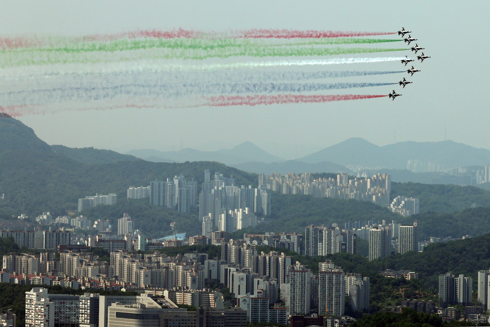 공군 특수비행팀 블랙이글스가 29일 서울 상공을 비행하고 있다. 뉴스1