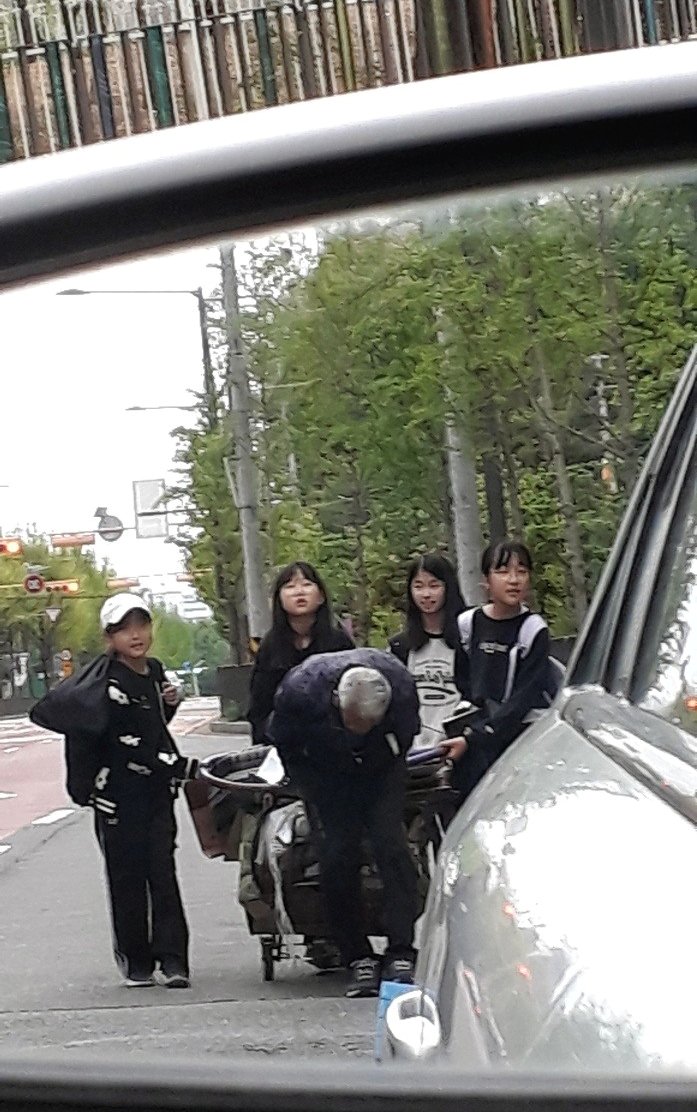 자동차 백미러에 찍힌 초등학생들의 선행. 연합뉴스