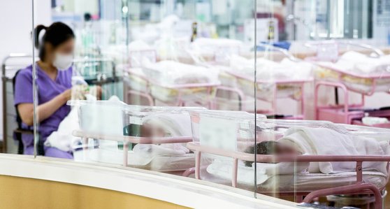 지난 2월 서울 시내 한 산후조리원 신생아실에서 한 간호사가 신생아들을 돌보고 있다. 연합뉴스