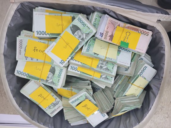 경찰은 사무실에서 조직원들이 인출한 현금 3억2000만원, 상품권 900만원과 USB 19개를 압수했다. 김포경찰서 제공