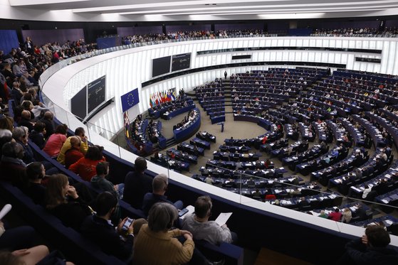 지난 4월 25일 프랑스 동부 스트라스부르에 있는 유럽의회에 의원들이 참석하고 있다. 이날 회의는 유럽의회 선거 전 마지막 회의였다. AP=연합뉴스